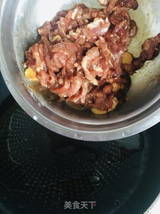 黑木耳蒜苔炒肉丝的做法步骤：4