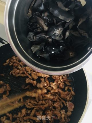 黑木耳蒜苔炒肉丝的做法步骤：5