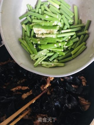 黑木耳蒜苔炒肉丝的做法步骤：6