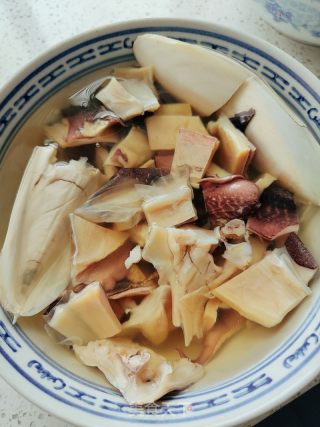 墨鱼水鸭汤的做法步骤：2