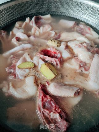 墨鱼水鸭汤的做法步骤：4