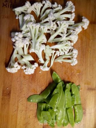 荷兰豆拌菜花的做法步骤：1