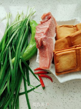 豆干炒韭菜的做法步骤：1