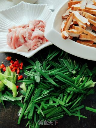 豆干炒韭菜的做法步骤：2