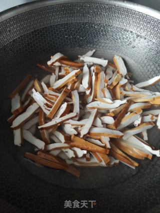豆干炒韭菜的做法步骤：5