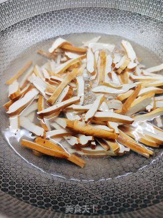 豆干炒韭菜的做法步骤：6