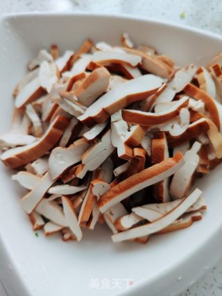 豆干炒韭菜的做法步骤：7