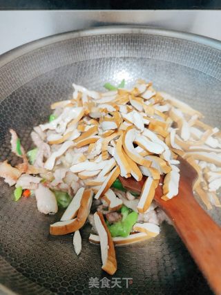豆干炒韭菜的做法步骤：11