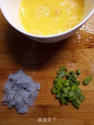 芦笋虾仁蛋饼的做法步骤：1