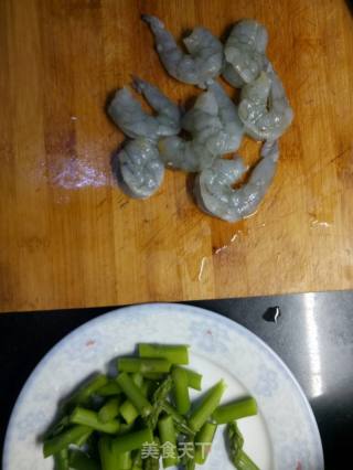 芦笋炒虾仁的做法步骤：2