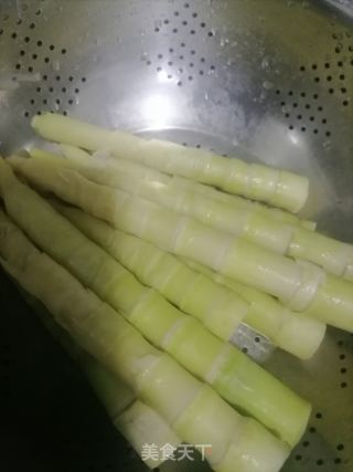 竹笋炒腊肉的做法步骤：1