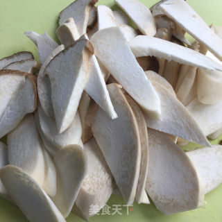 杏鲍菇烧牛筋的做法步骤：1