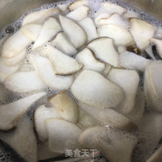 杏鲍菇烧牛筋的做法步骤：3