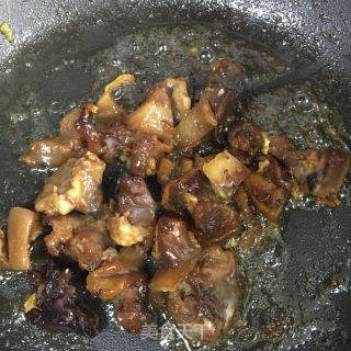 杏鲍菇烧牛筋的做法步骤：4