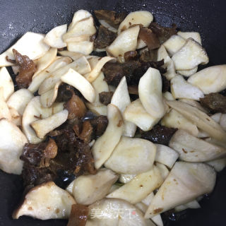 杏鲍菇烧牛筋的做法步骤：5
