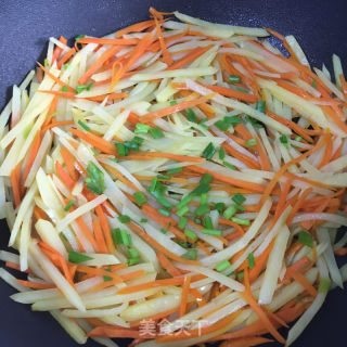 葱香胡萝卜土豆丝的做法步骤：8