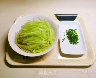 温拌莴笋丝的做法步骤：3