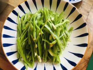 青椒炒羊肉的做法步骤：2