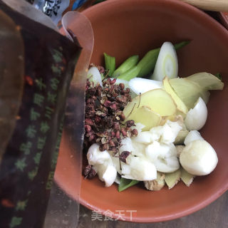 油豆腐鲜虾香辣锅的做法步骤：2