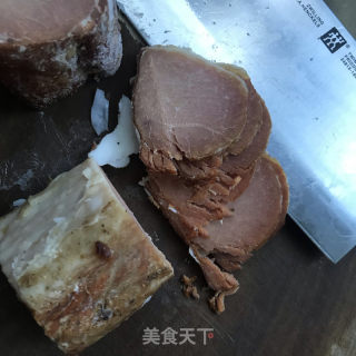 豆瓣酱炒蒜苔腊肉的做法步骤：1