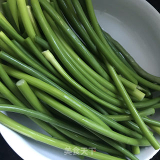 豆瓣酱炒蒜苔腊肉的做法步骤：2