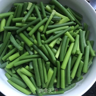 豆瓣酱炒蒜苔腊肉的做法步骤：4