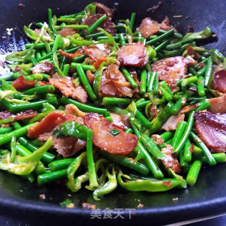 豆瓣酱炒蒜苔腊肉的做法步骤：9
