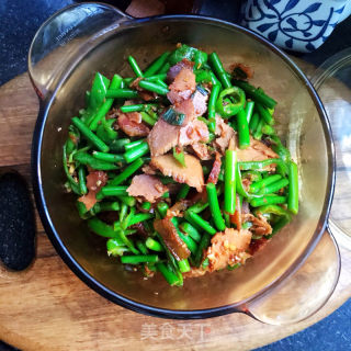 豆瓣酱炒蒜苔腊肉的做法步骤：10