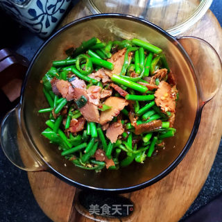 豆瓣酱炒蒜苔腊肉的做法步骤：11