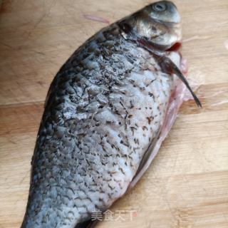 水萝卜鲫鱼汤的做法步骤：2