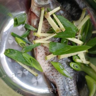 水萝卜鲫鱼汤的做法步骤：3