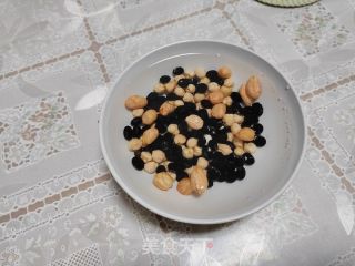 鹰嘴豆花生黑豆浆的做法步骤：1