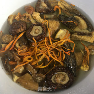 菌菇排骨汤的做法步骤：1