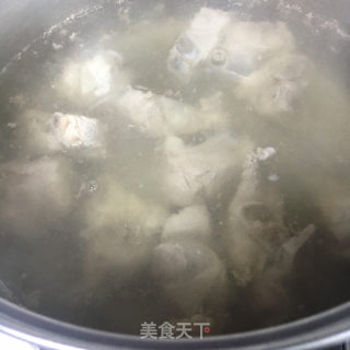 菌菇排骨汤的做法步骤：3