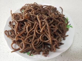 绿豆芽鸡蛋炒红薯饸烙面的做法步骤：1