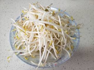 绿豆芽鸡蛋炒红薯饸烙面的做法步骤：2