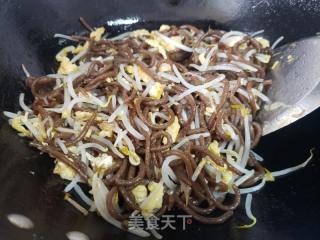 绿豆芽鸡蛋炒红薯饸烙面的做法步骤：4
