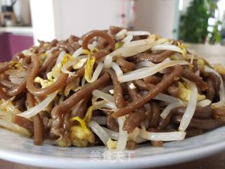 绿豆芽鸡蛋炒红薯饸烙面的做法步骤：5