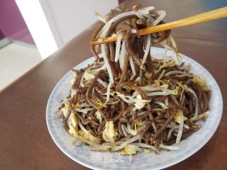 绿豆芽鸡蛋炒红薯饸烙面的做法步骤：6