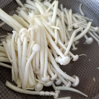 螺丝椒肉丝炒白玉菇的做法步骤：1