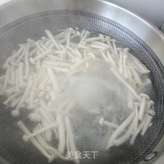 螺丝椒肉丝炒白玉菇的做法步骤：2