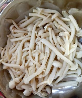 螺丝椒肉丝炒白玉菇的做法步骤：3