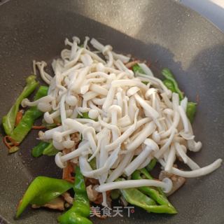 螺丝椒肉丝炒白玉菇的做法步骤：9
