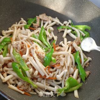 螺丝椒肉丝炒白玉菇的做法步骤：11