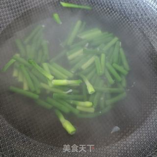 肉丝木耳炒蒜苔的做法步骤：2