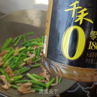 肉丝木耳炒蒜苔的做法步骤：9