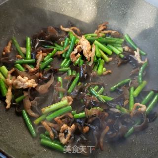 肉丝木耳炒蒜苔的做法步骤：11
