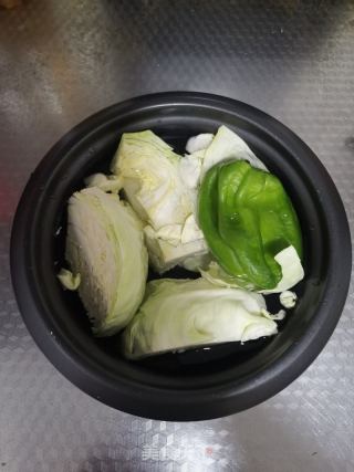 青椒圆白菜的做法步骤：1
