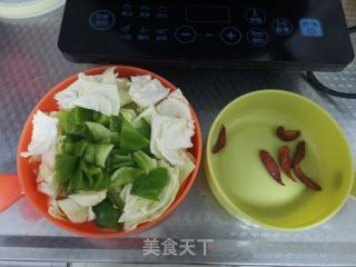 青椒圆白菜的做法步骤：2