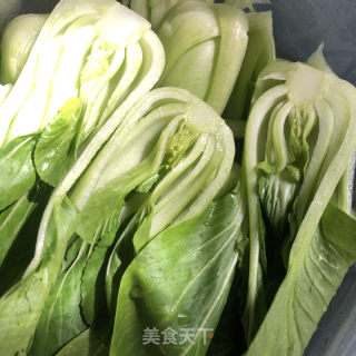 蒜蓉油菜的做法步骤：1